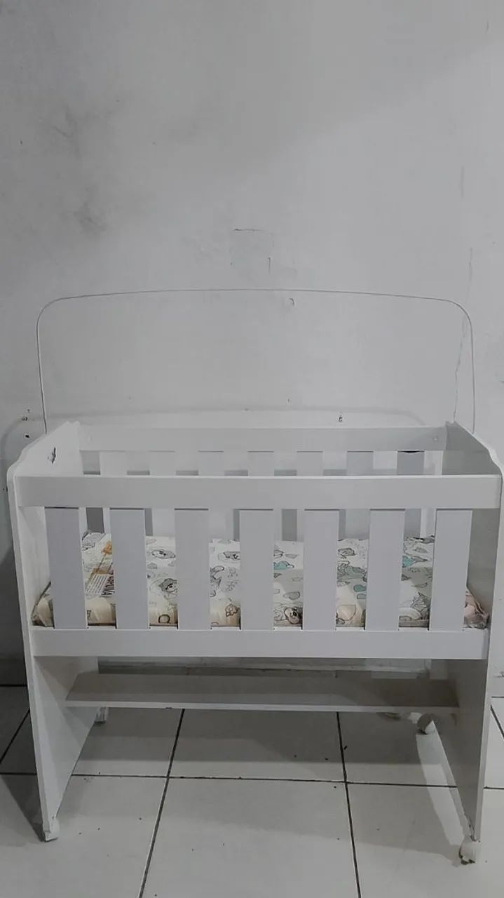 Vende-se um mini berço branco 