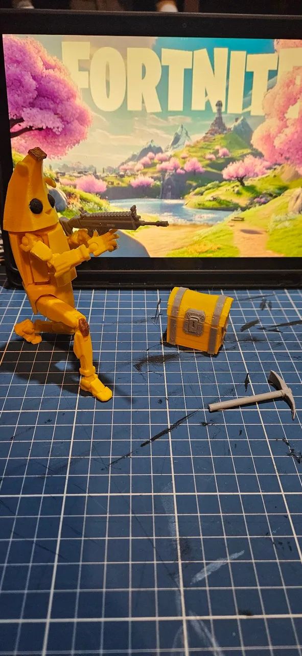 Boneco Articulado Peely Fortnite + Kit Armas E Baú Em ABS - Foto 2