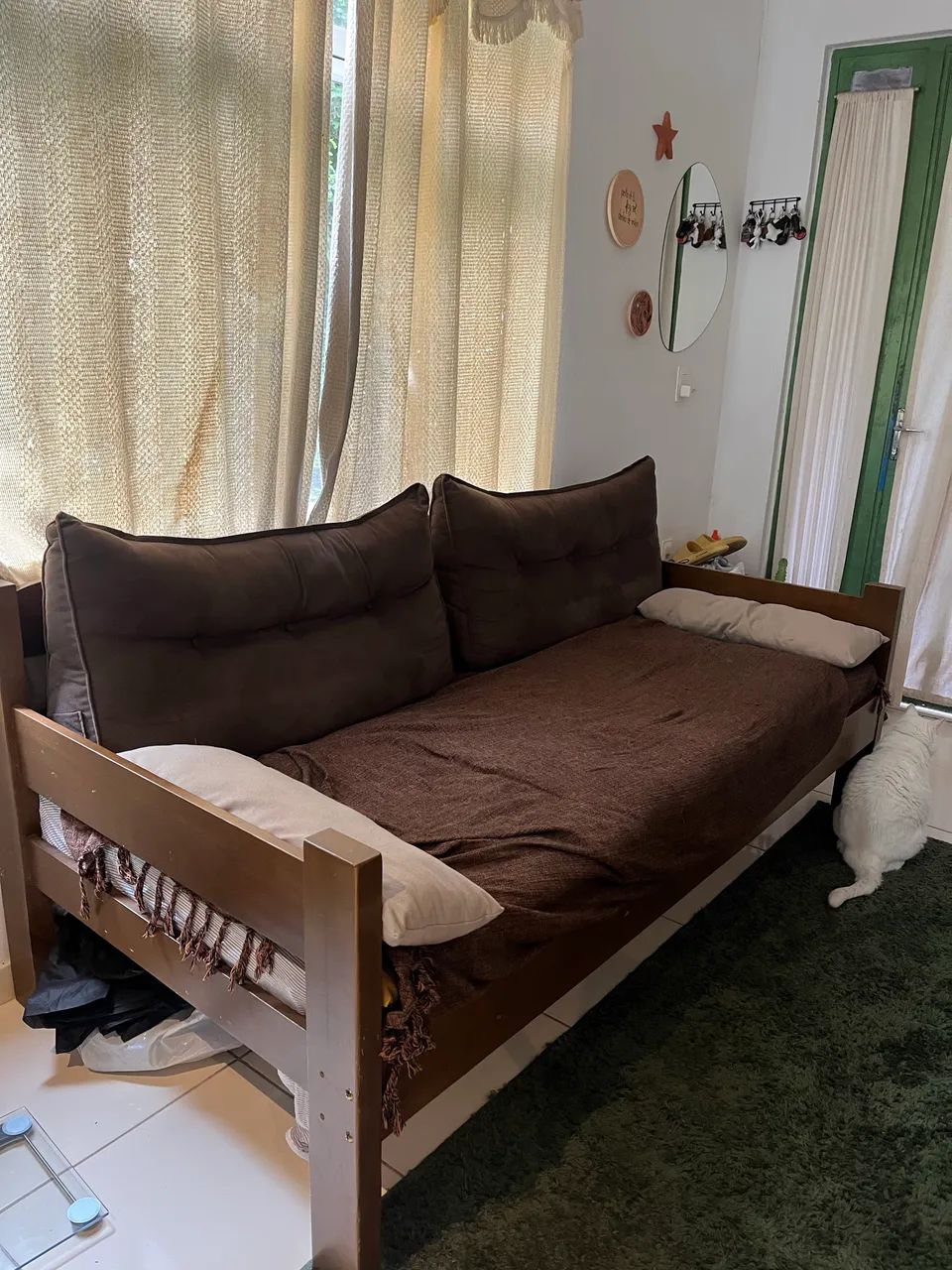 Sofá-cama de madeira, com almofadas e colchão inclusos - Foto 4
