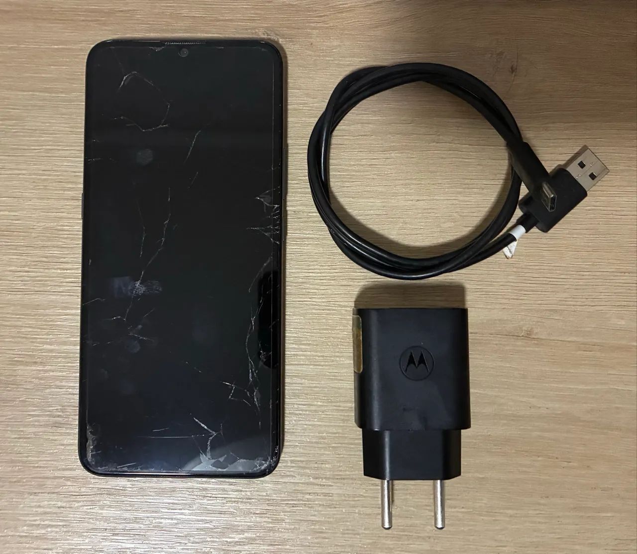 Smartphone Moto E7 32GB com Tela Trincada