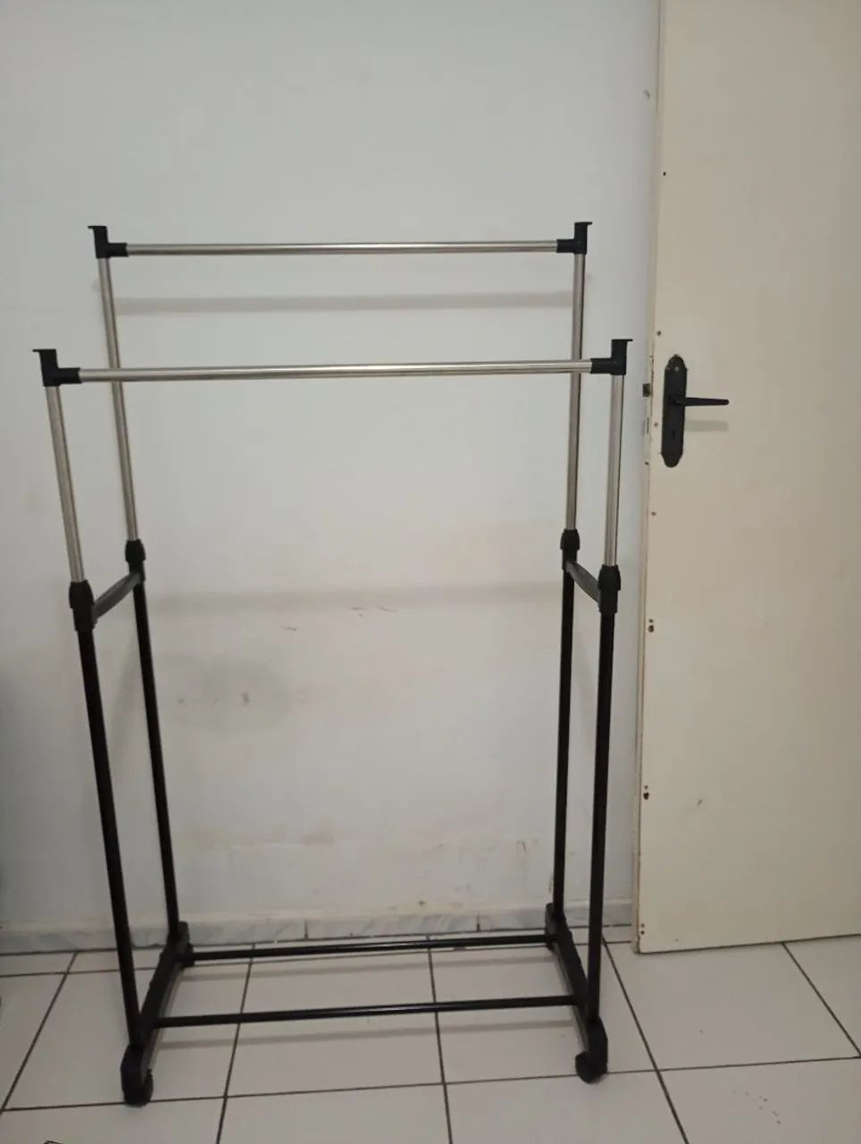 Arara dupla, regulável para roupas.