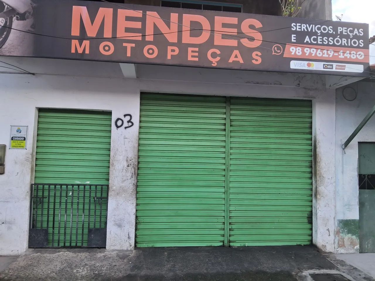 Vendo uma casa com um ponto Comercial 