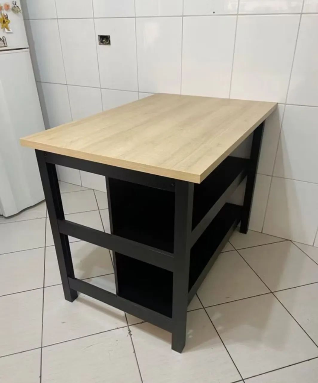 Mesa estilo industrial na caixa 