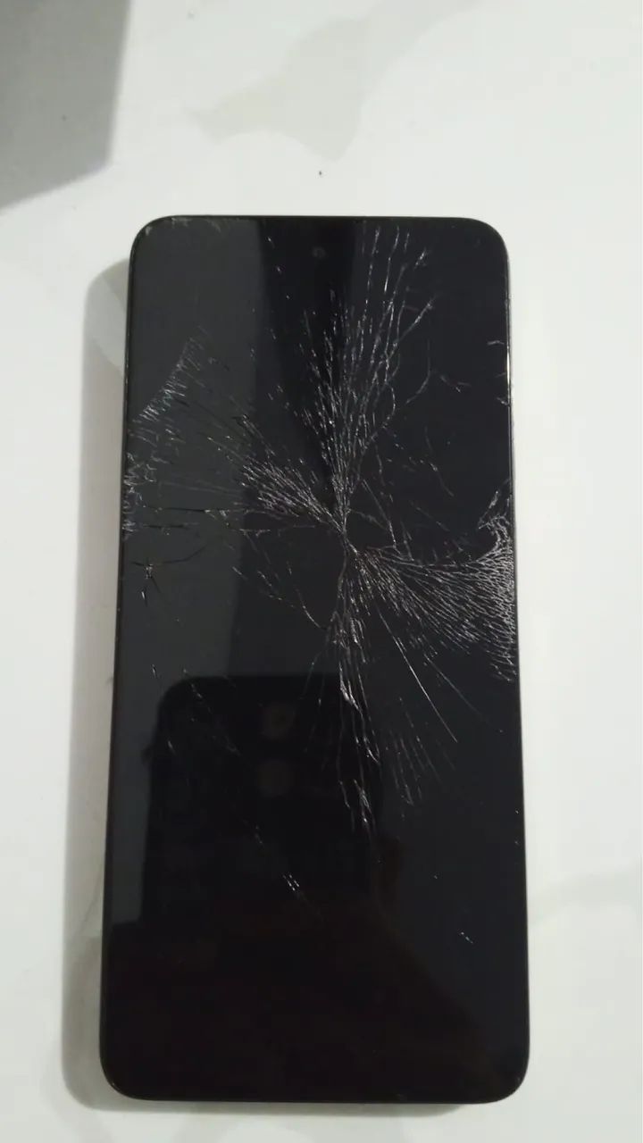 Celular com a tela quebrada mas funcionando normalmente 