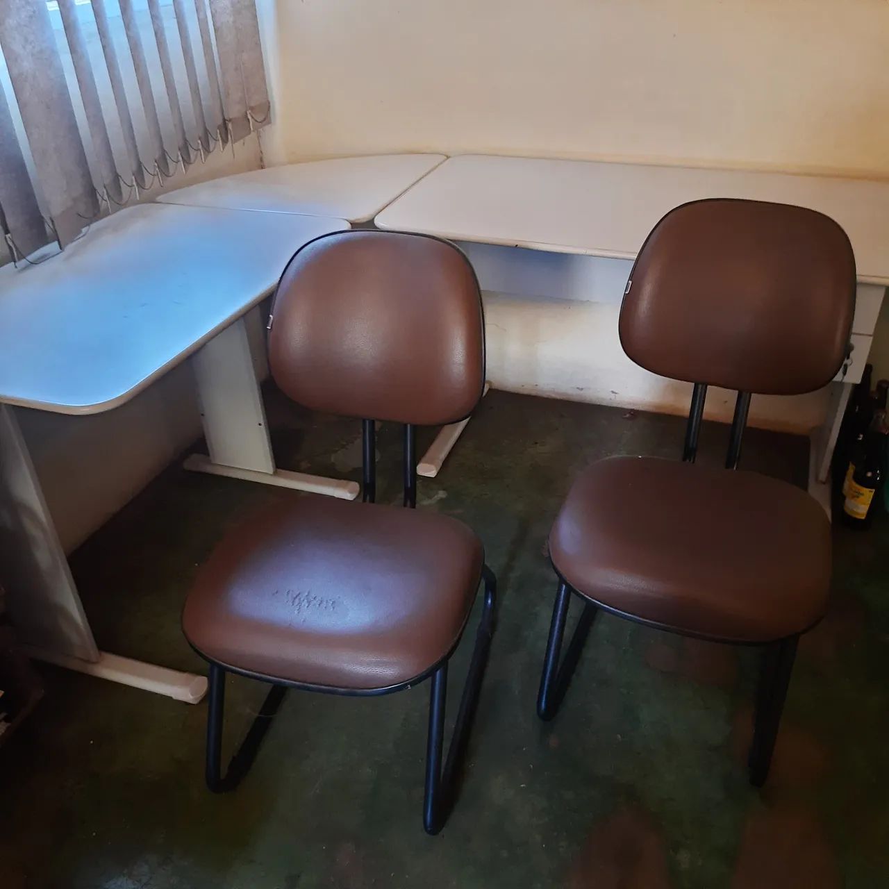 Mesa de escritório em L com 2 cadeiras