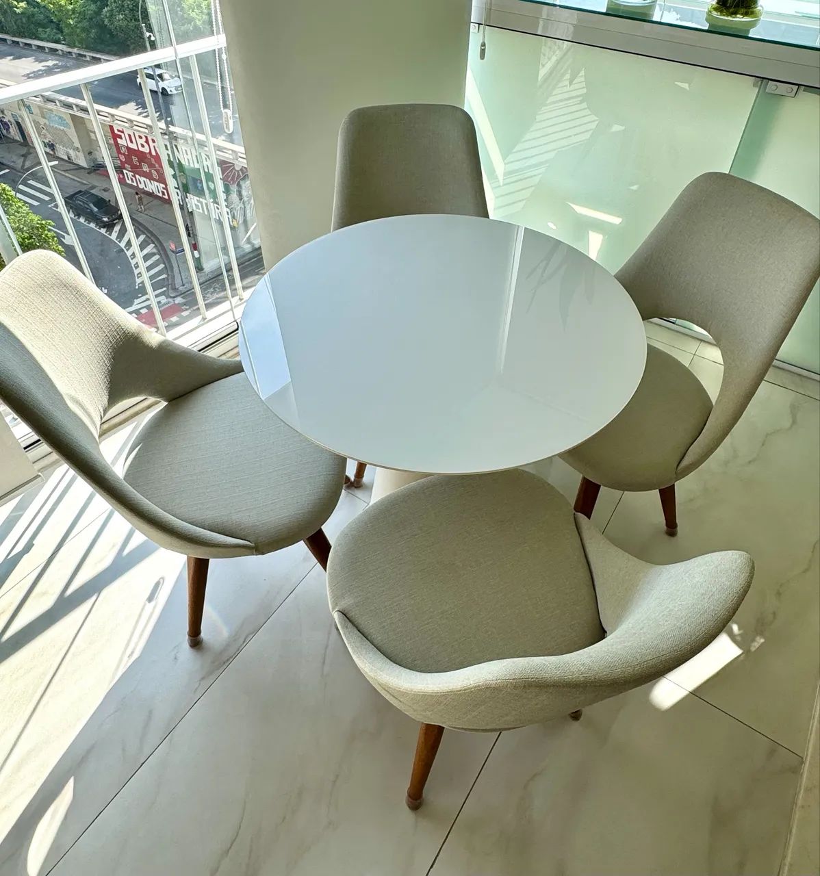 Mesa moderna com tampo branco e 4 cadeiras - Foto 5