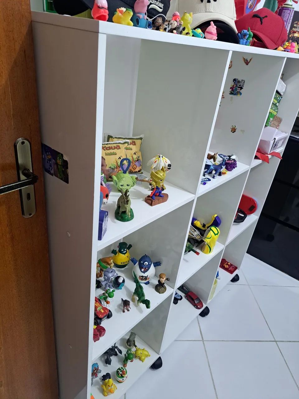ARMÁRIO COM NICHOS E RODÍZIO.