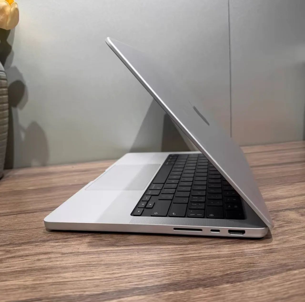 MacBookPro 14インチ M1 16/500GB 14core MacBook Pro M1 2021 (M1/16/500GB) 14 polegadas - Notebooks - Santa