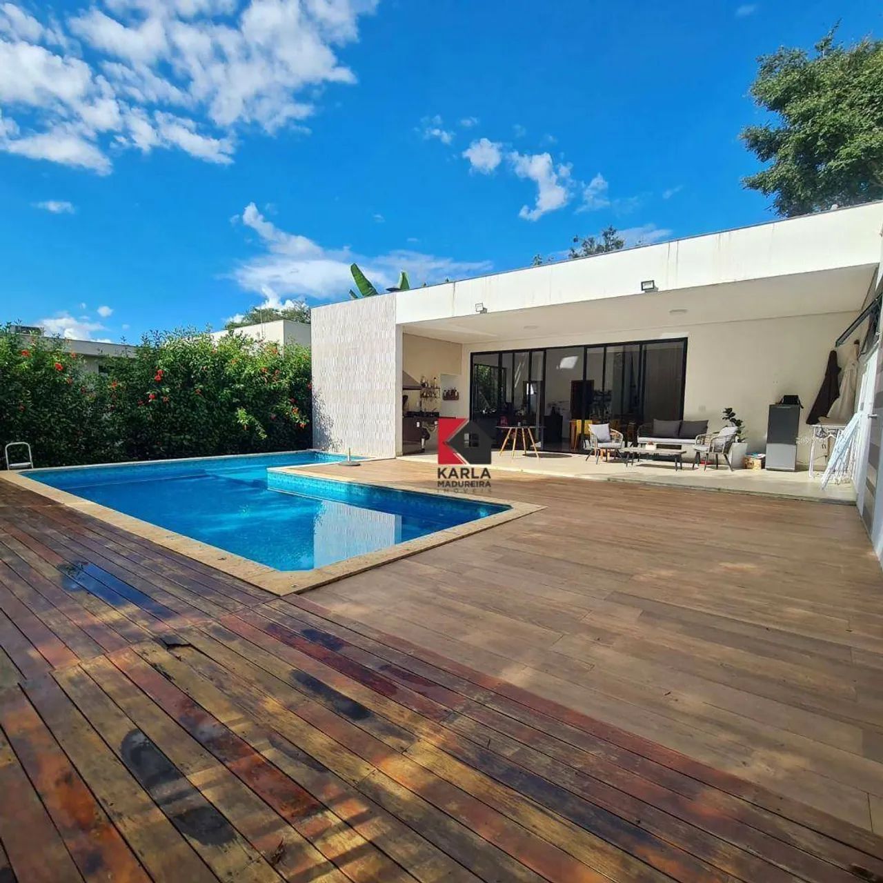 CASA DE 04 QUARTOS, SENDO 04 SUÍTE E PISCINA EM CONDOMÍNIO!!