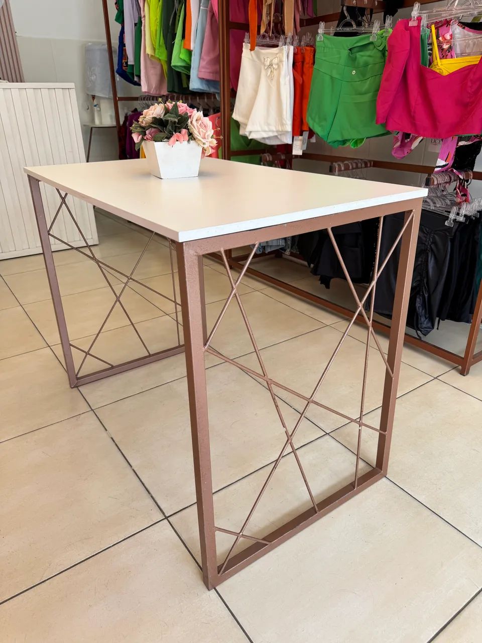 Mesa centro de loja em metalon