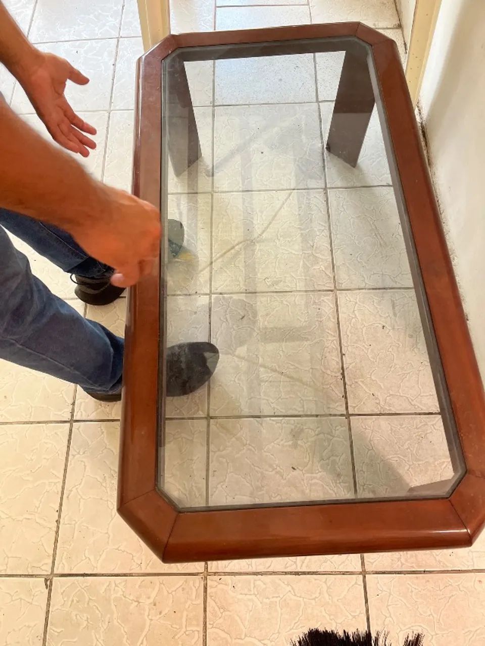 Mesinha de centro de vidro e madeira
