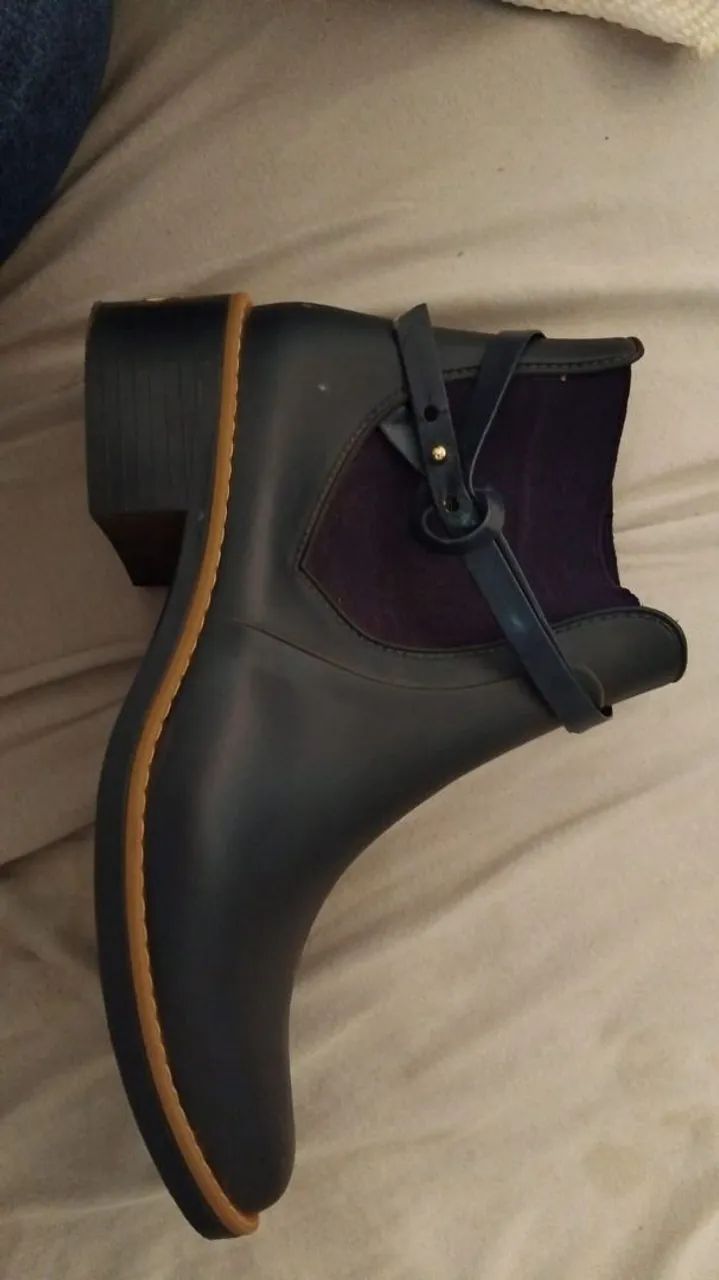 Botas Colcci e mooncity.