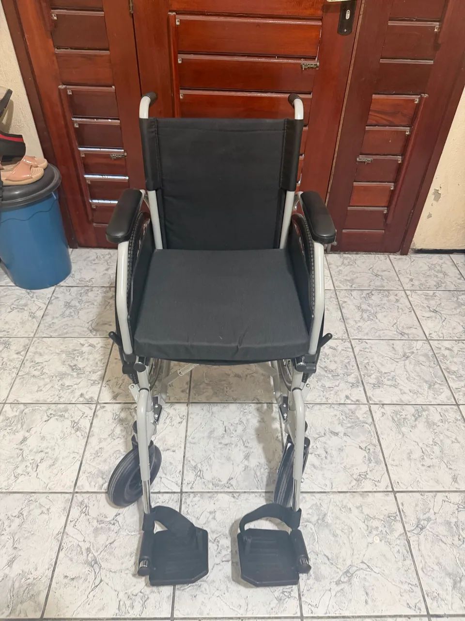 Cadeira de rodas nova 