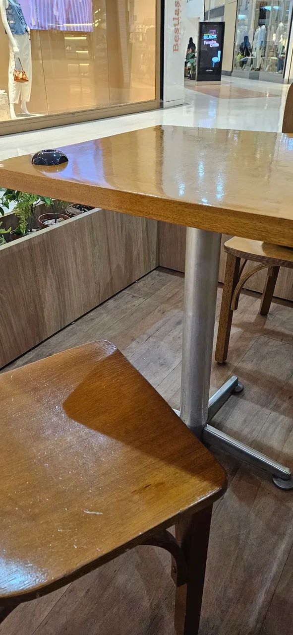 Conjunto de mesas quadradas com 4 cadeiras