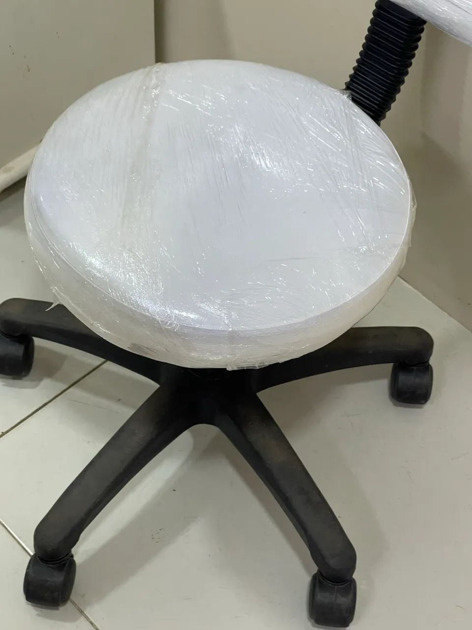 Mocho branco estética  - Foto 3