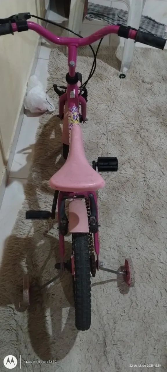 Bicicleta semi nova de criança menina  - Foto 4