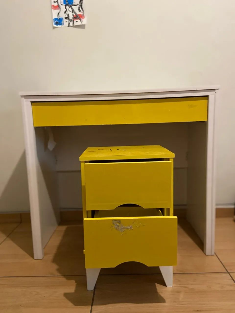 Vendo escrivaninha e criado  - Foto 2
