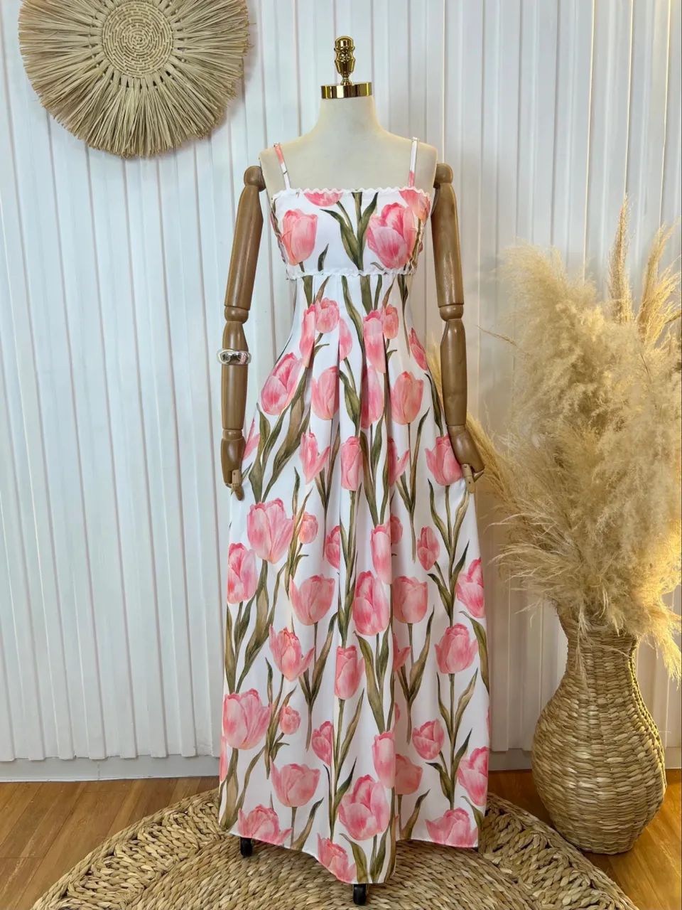 VESTIDO TULIPA  Delicadeza que floresce em cada detalhe.