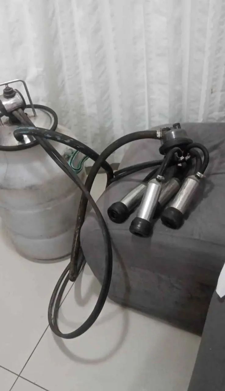 Ordenhadeira com motor. Tudo funcionando