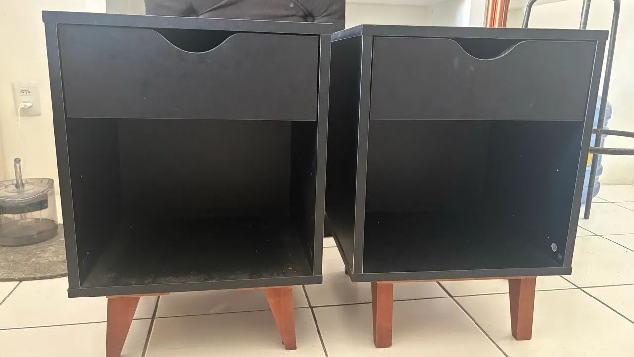 Duas mesas de cabeceira