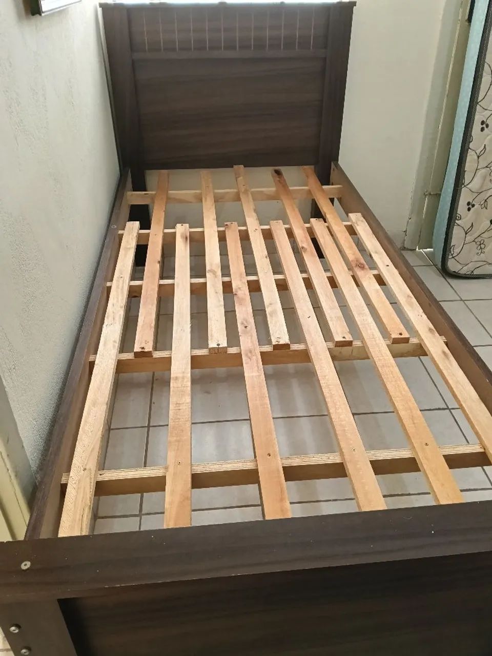 Vendo cama de solteiro URGENTE - Foto 4