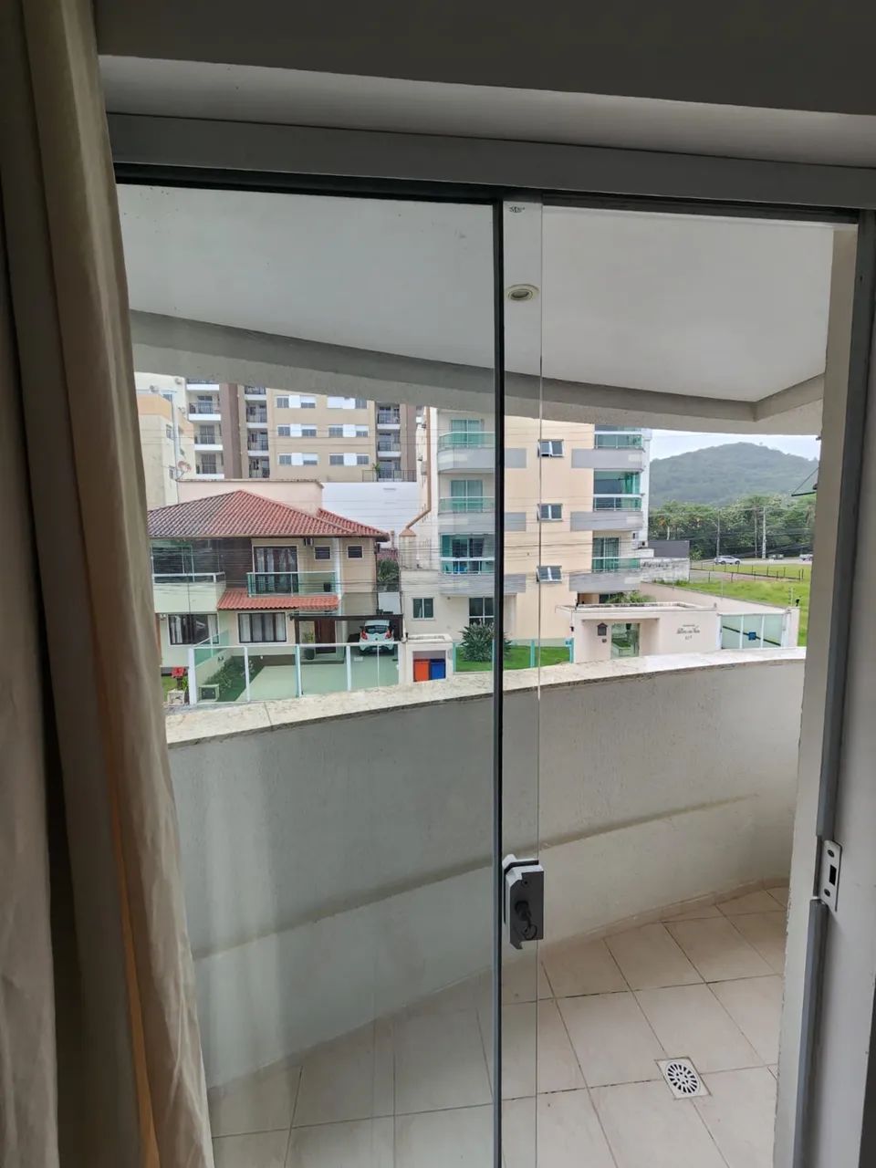 Apartamento na Pedra Branca, 1º andar, com dois quartos, garagem e sacada - Foto 2