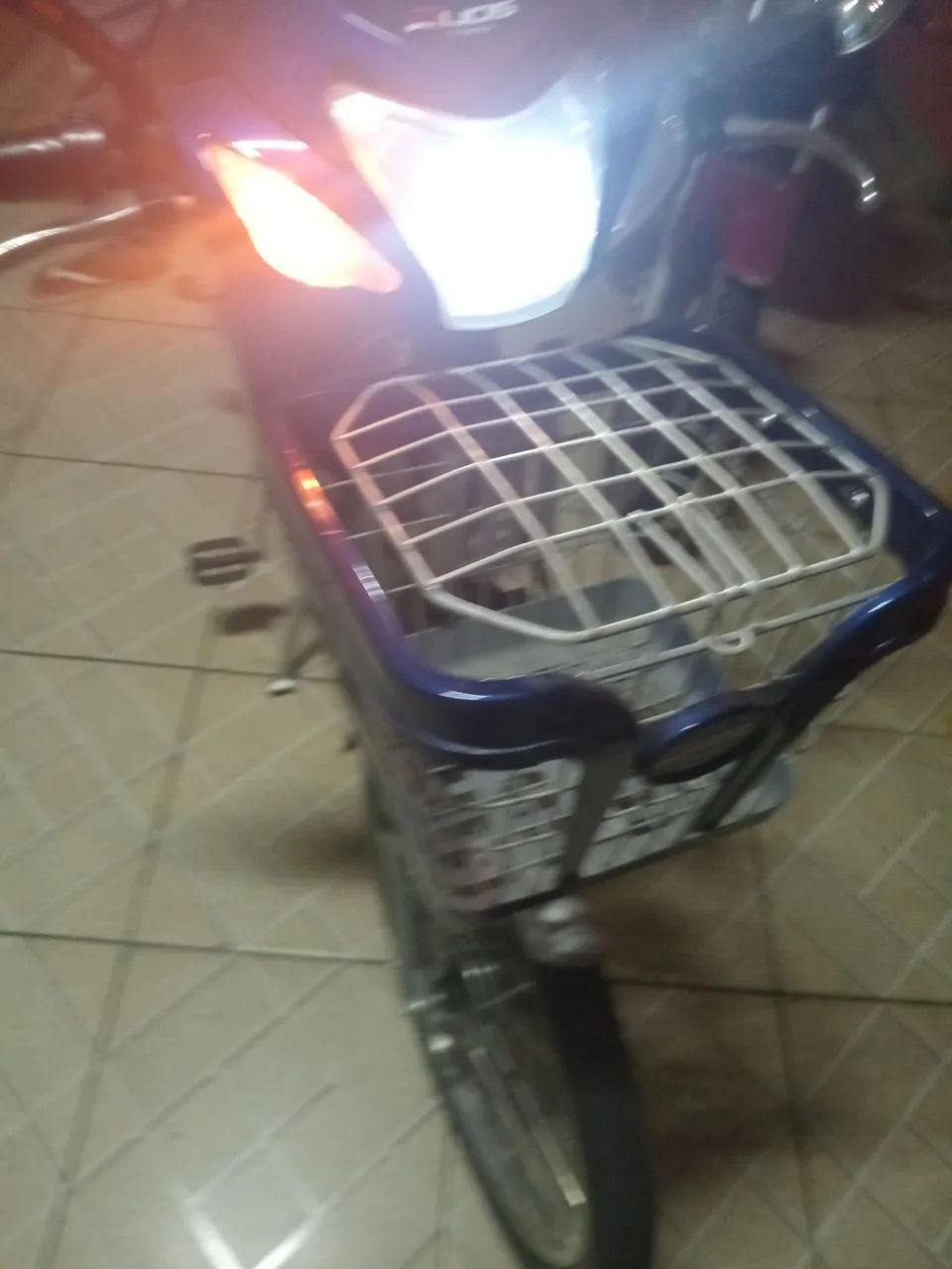 Bicicleta Elétrica E-Maxx Duos 800W Entrada USB Alarme e Seta cor azul - Foto 8