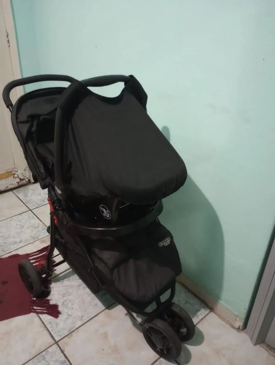 Carrinho de bebê com bebê conforto 