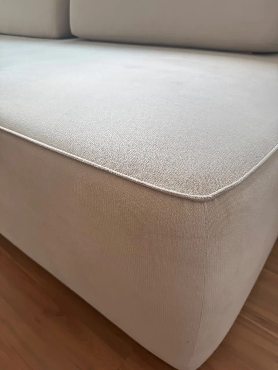 Sofá com encosto removível Capobiango design. Em perfeito estado. Sem nenhum desgaste - Foto 4