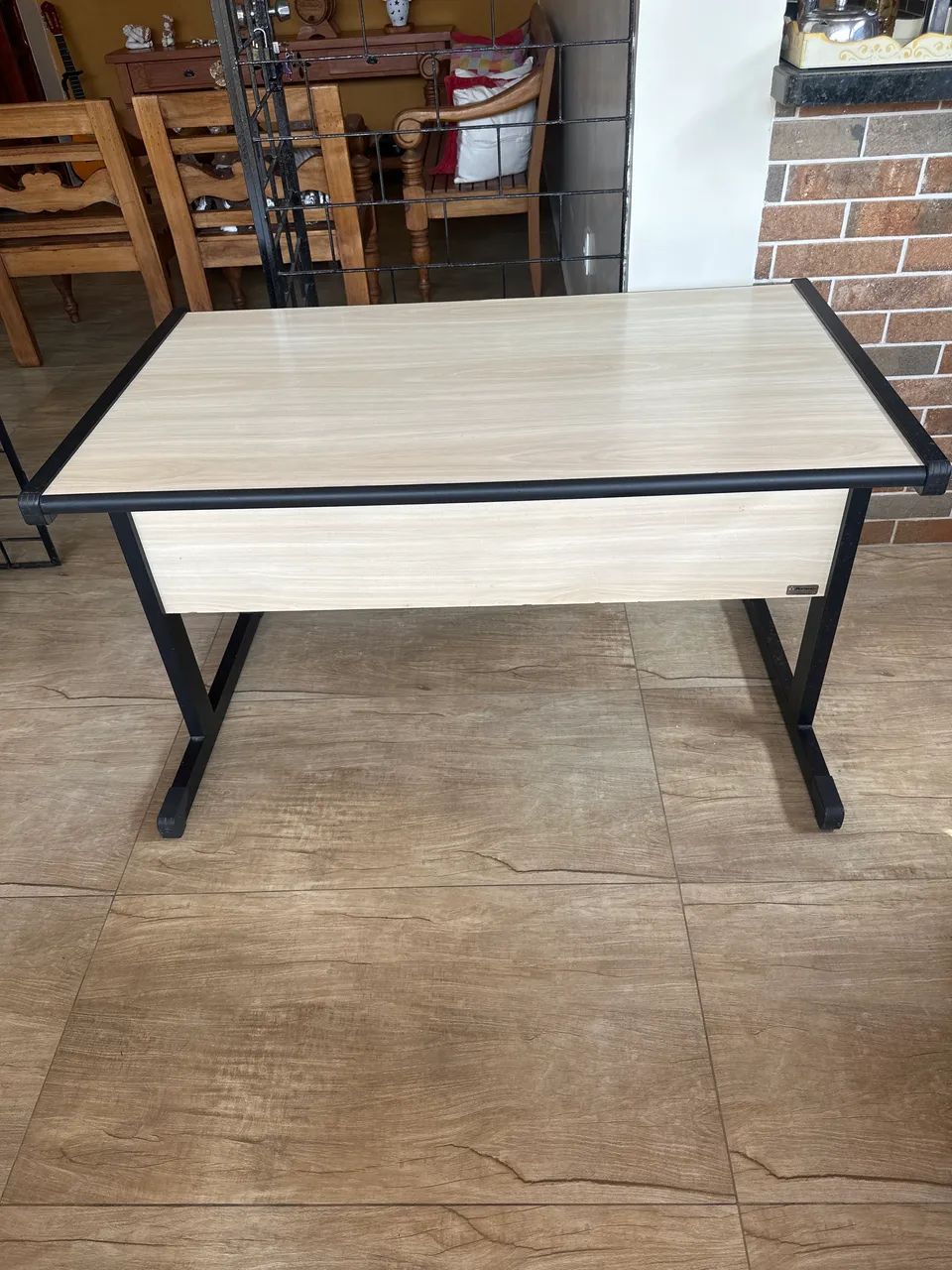 Mesa de escritório impecável, sem detalhes 
