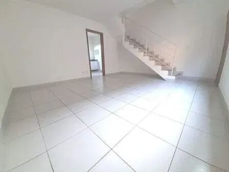 Casa Geminada 3 quartos - 2 banheiros - 1 vaga- 85m²