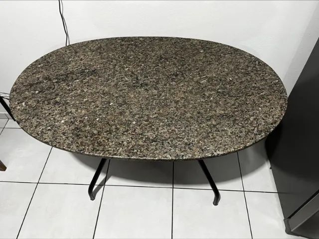 Mesa de Granito natural 120x76 com pés de Ferro