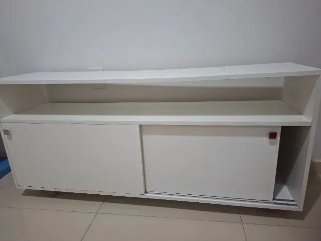 Móvel branco com rodinhas