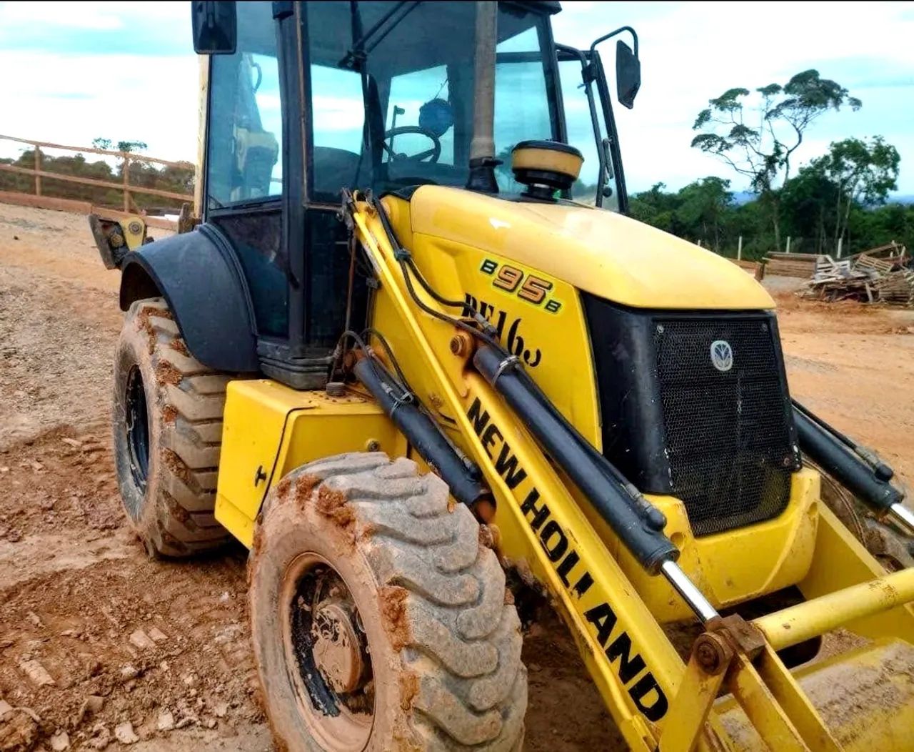 Retroescavadeira New Holland B95B ano 2021, 4x4, 4.500 horas e ar condicionado, no Paraná  - Foto 3