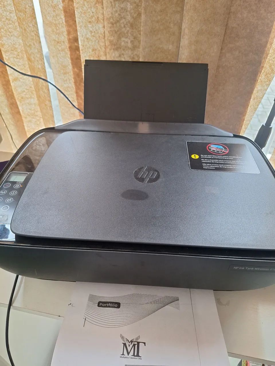 Impressora HP e cadeiras de escritório 