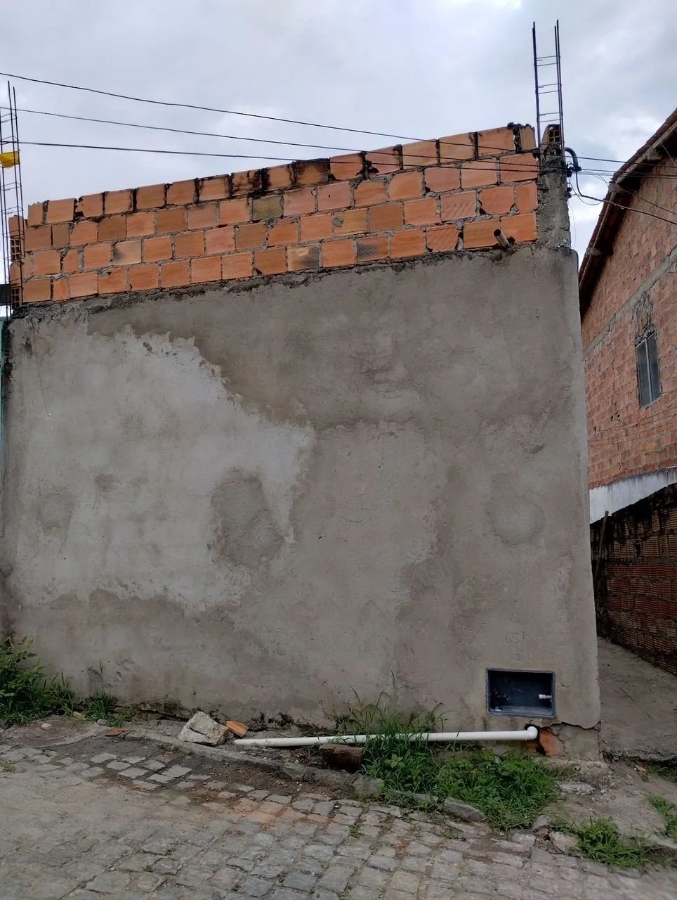 Terreno com área construída 
