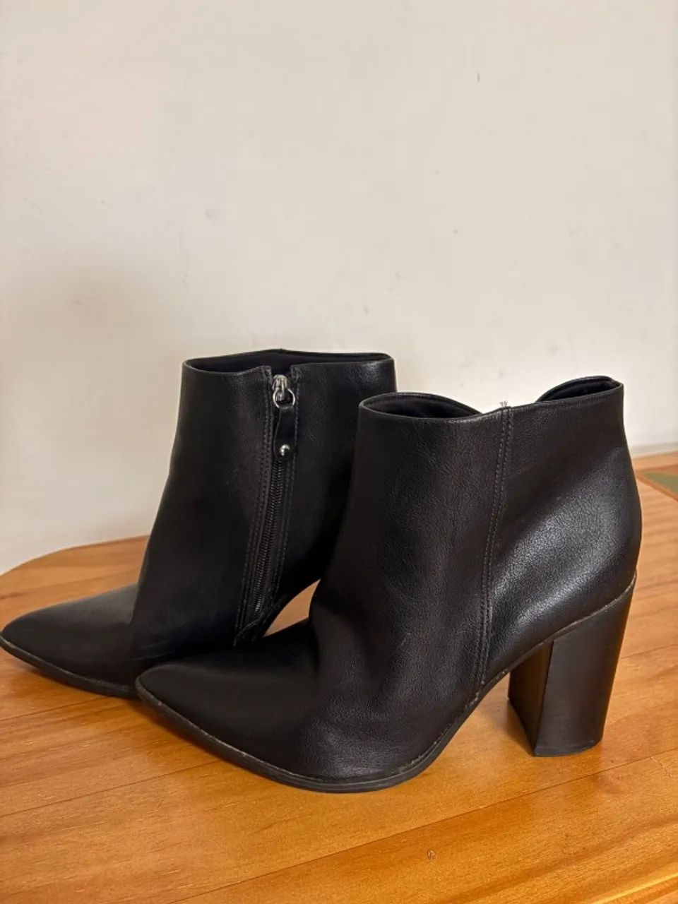 Anckle boot preta salto grosso bico fino - Foto 2