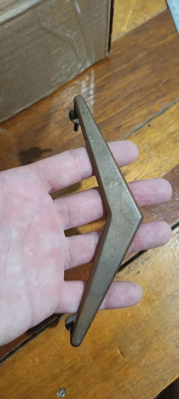 Puxador V vintage em bronze 15cm