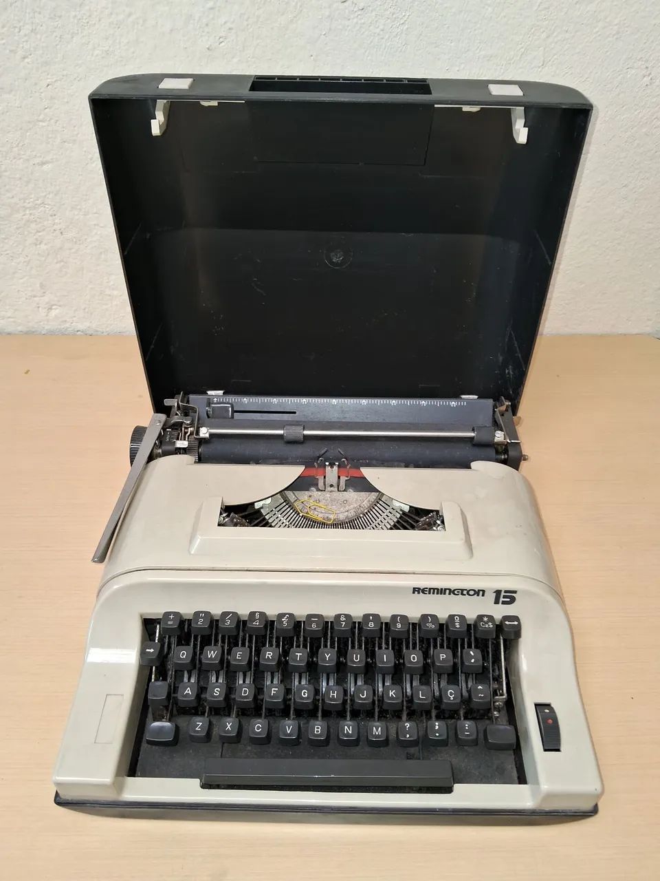 máquina de escrever na imagem é uma Remington 15 - Vintage