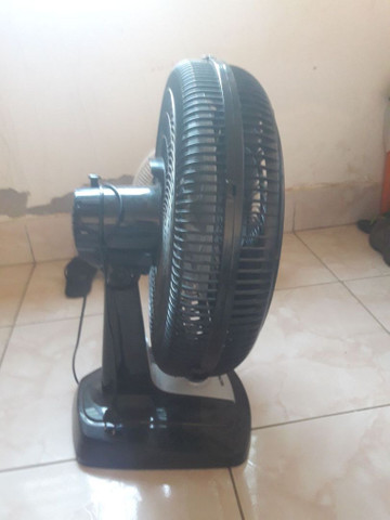 Vende se um ventilador
