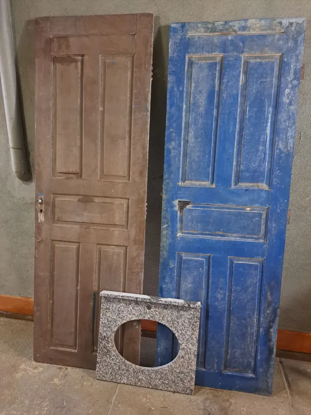 Vendo ou troco 1 porta azul maciça madeira de lei antigas e 1 uma pia de granito
