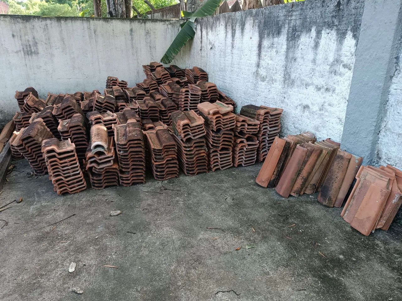 Telhas de cerâmica usadas