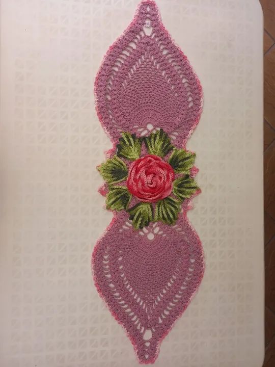 Caminho de mesa de crochê - rosa com flor central 40cm larg. x 125cm comp. - Foto 4