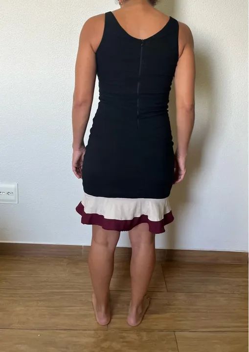 Vestido Preto com Detalhes em Bege e Vinho - Foto 2