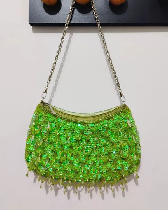 Bolsinha de festa verde de cetim com bordados na parte de frente e alça de corrente
