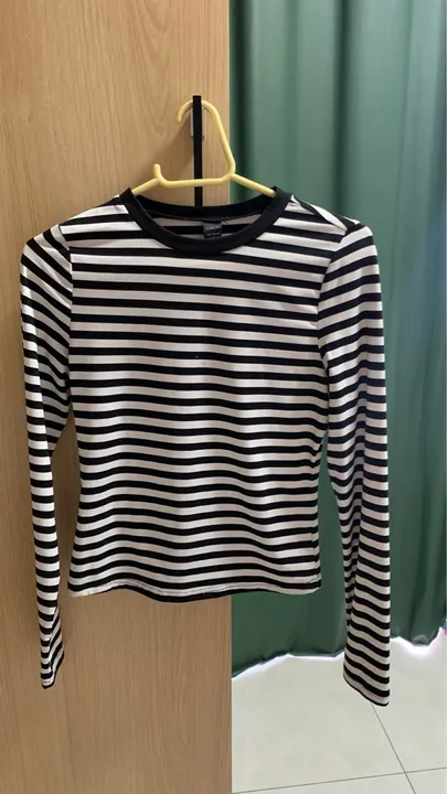 Camiseta listrada branca e preta