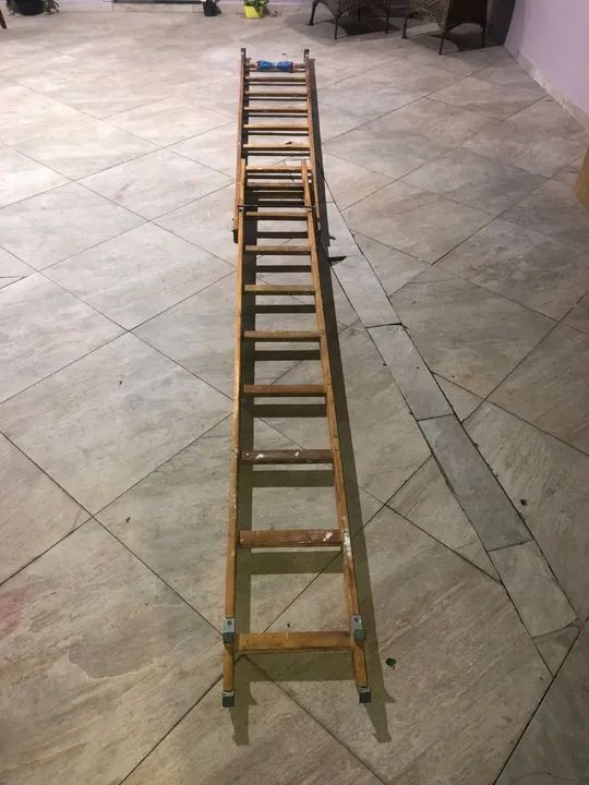 Escada de madeira para pintura - Usada - Foto 2