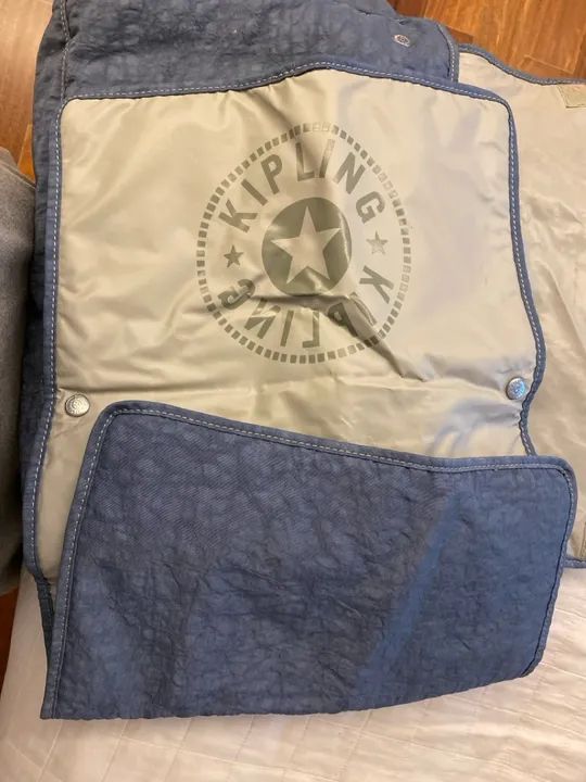 Bolsa Kipling Azul com trocador  - Foto 2