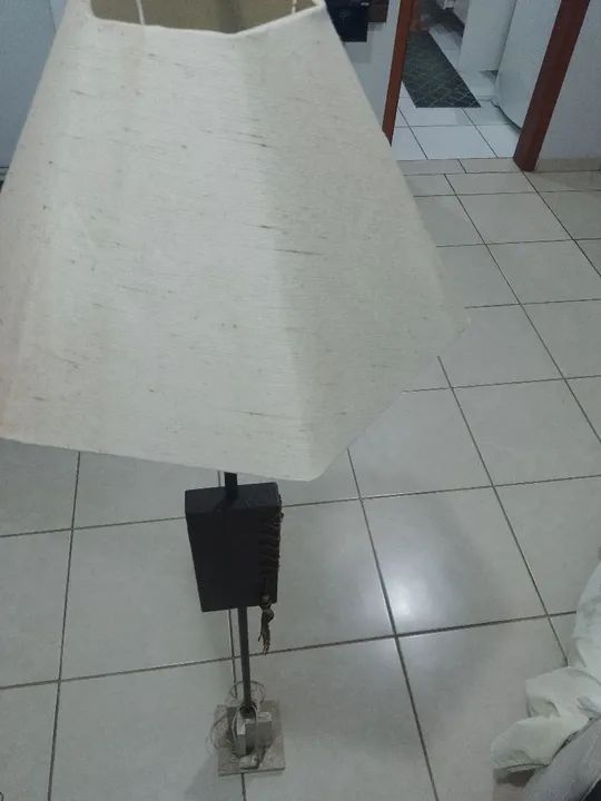 Luminária de chão em estilo rústico