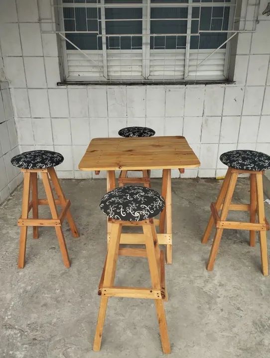 Mesa de madeira com bancos